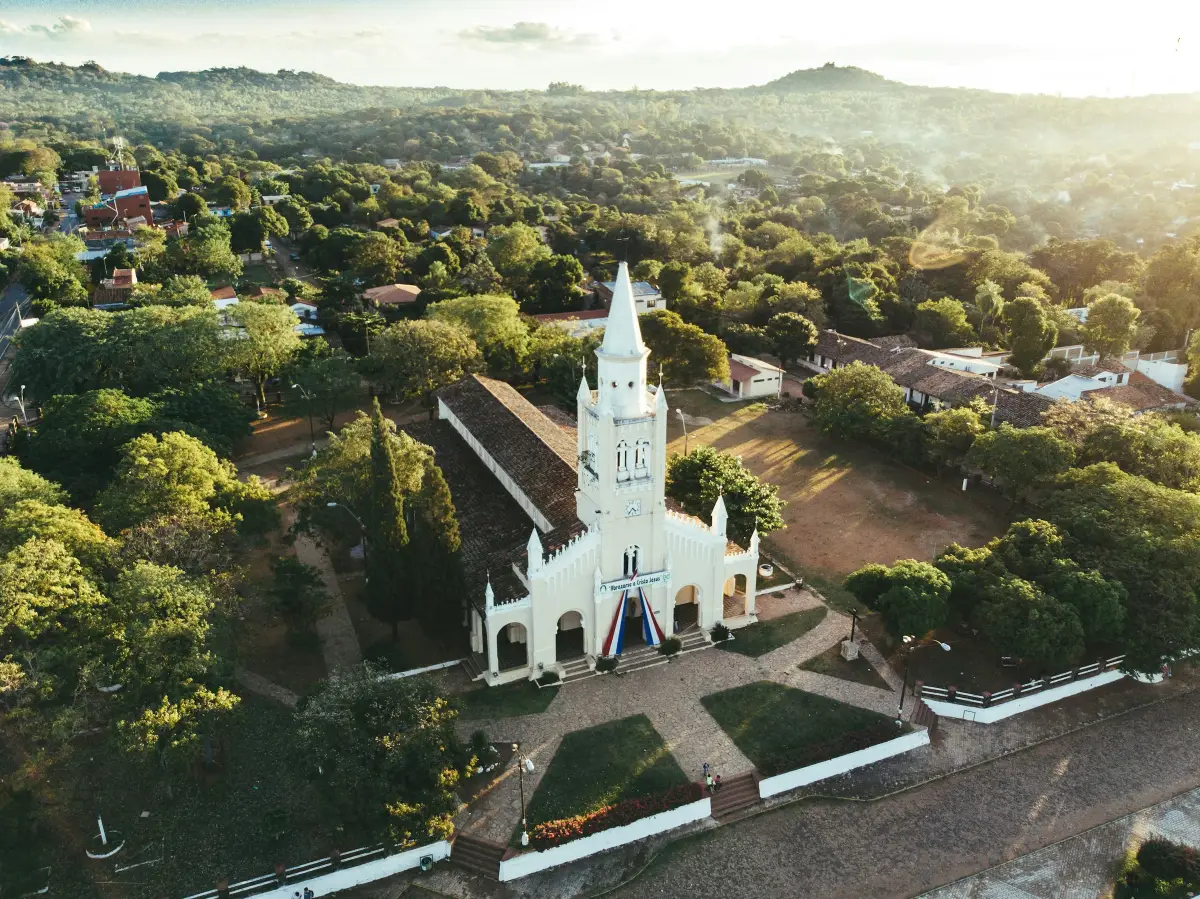 La iglesia de Areguá entre árboles, vista desde el aire