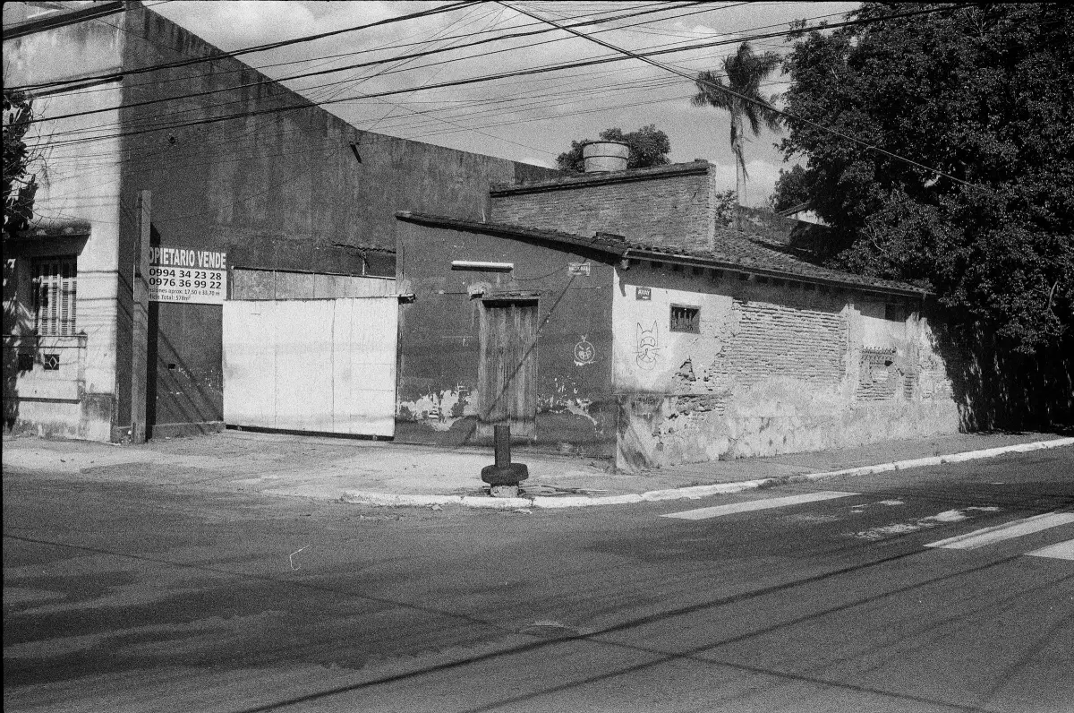 Esquina de Independencia Nacional y Avay, en Asunción, en blanco y negro
