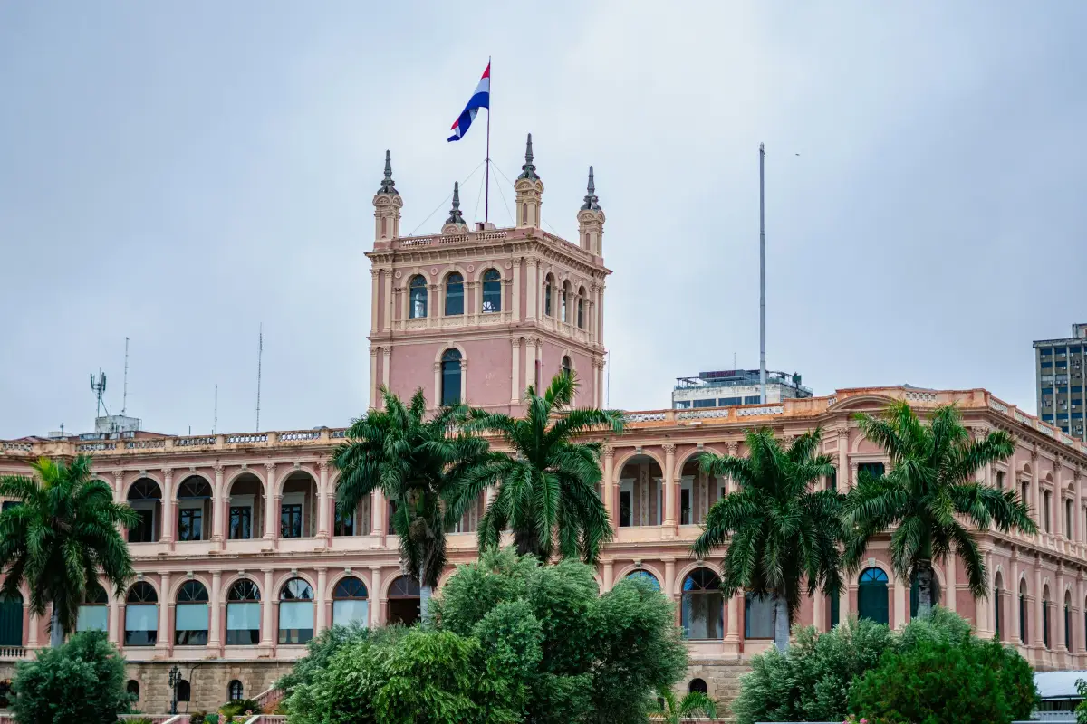 El Palacio de López, en Asunción, con palmeras delante